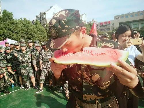 部队娱乐吃瓜小品,部队娱乐吃瓜小品，欢乐无限